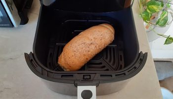 Come scongelare e riscaldare il pane nella friggitrice ad aria